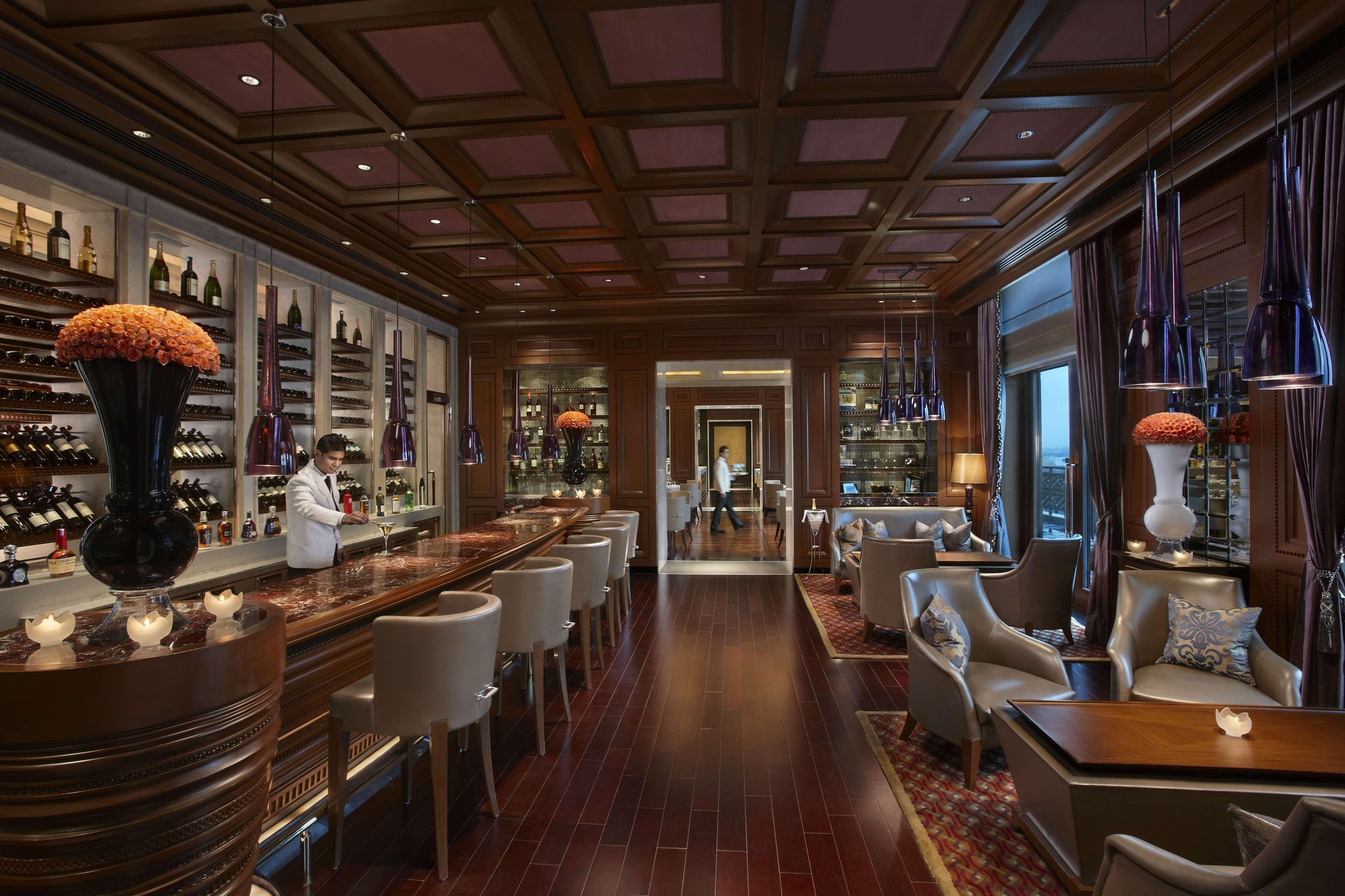 The Leela Palace New Delhi Nova Deli Restaurante foto The Bar