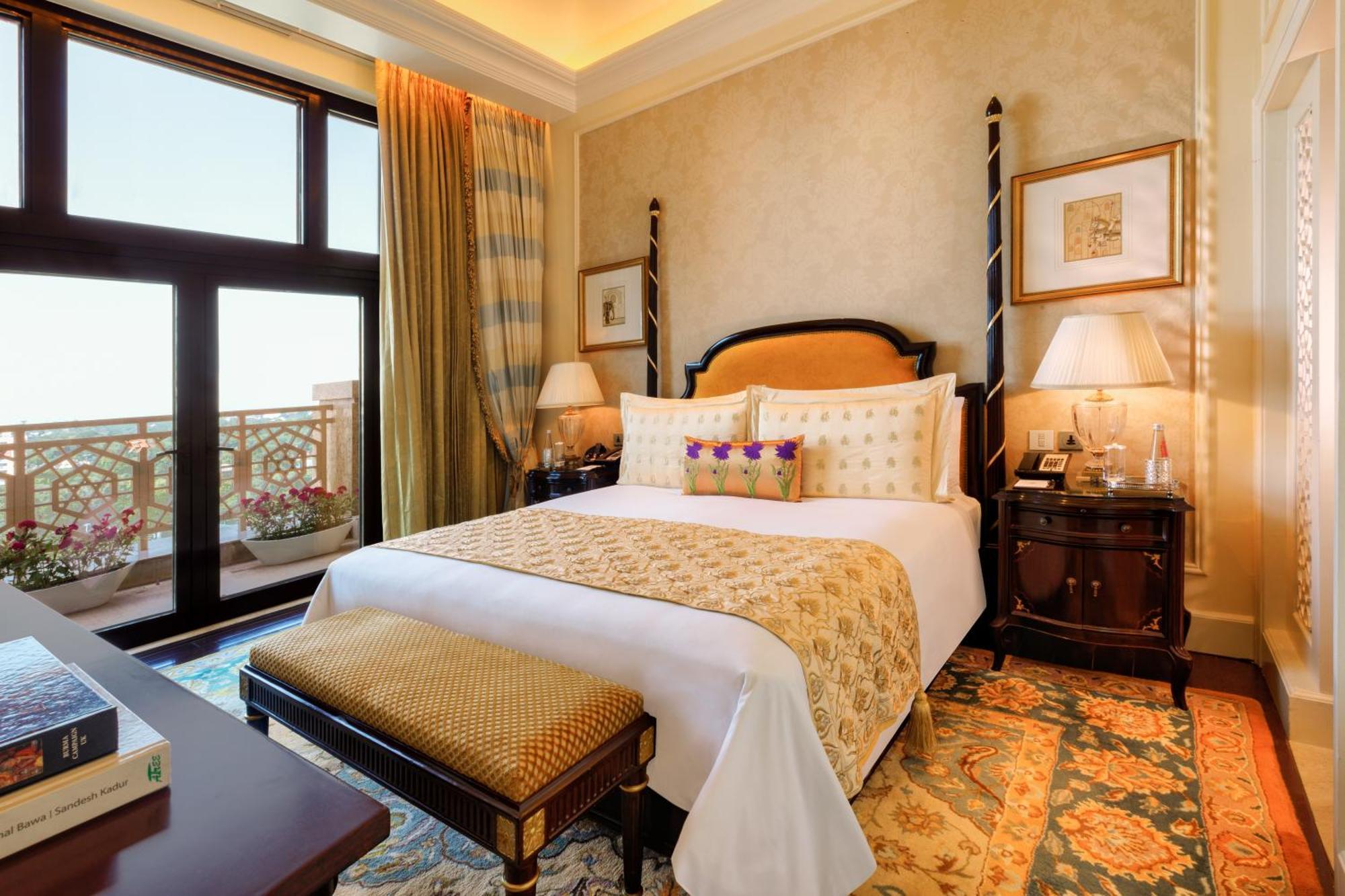 The Leela Palace New Delhi Nova Deli Exterior foto A bedroom at the Emirates Palace