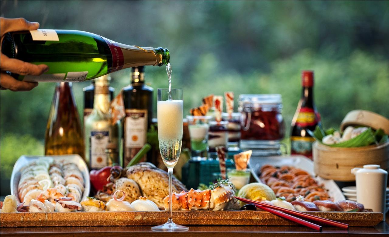 The Leela Palace New Delhi Nova Deli Exterior foto A champagne tasting