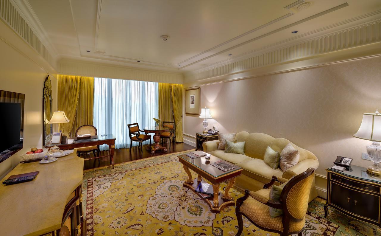 The Leela Palace New Delhi Nova Deli Exterior foto A suite at the Taj Mahal Palace