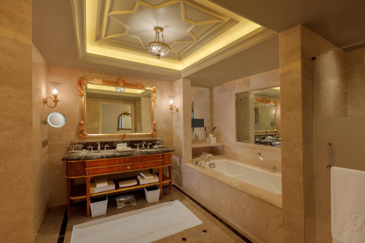 The Leela Palace New Delhi Nova Deli Exterior foto Bathroom