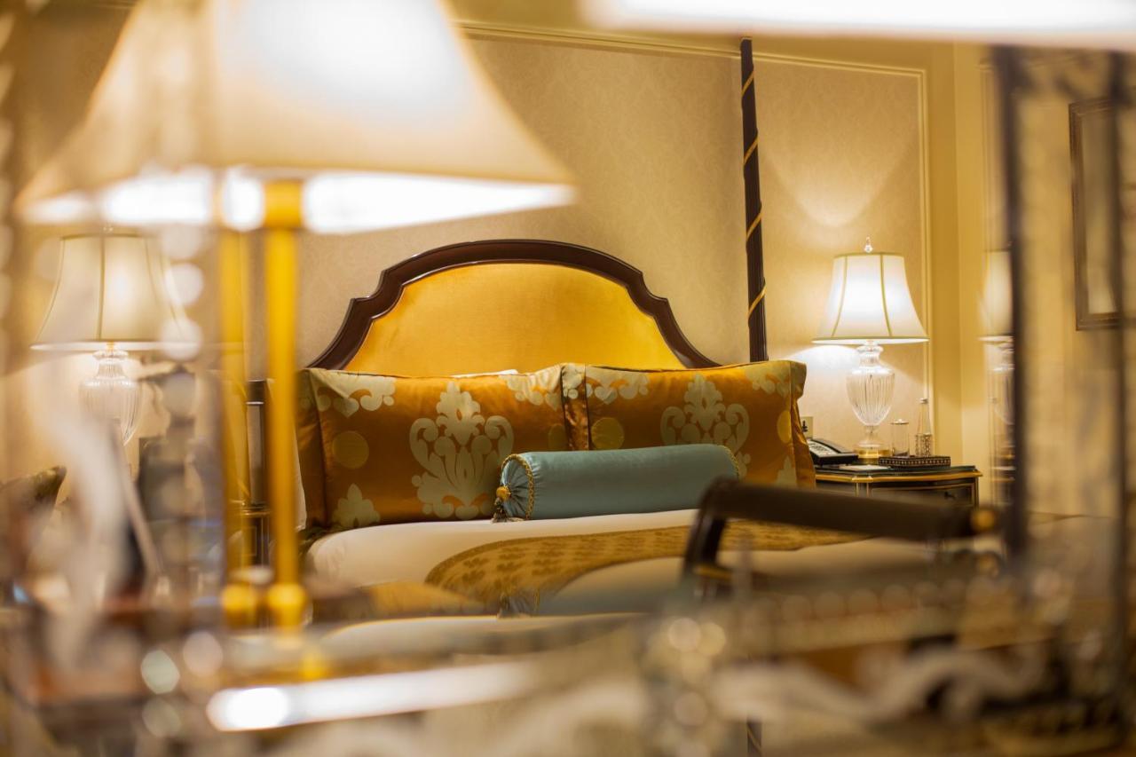 The Leela Palace New Delhi Nova Deli Exterior foto A bedroom at the hotel