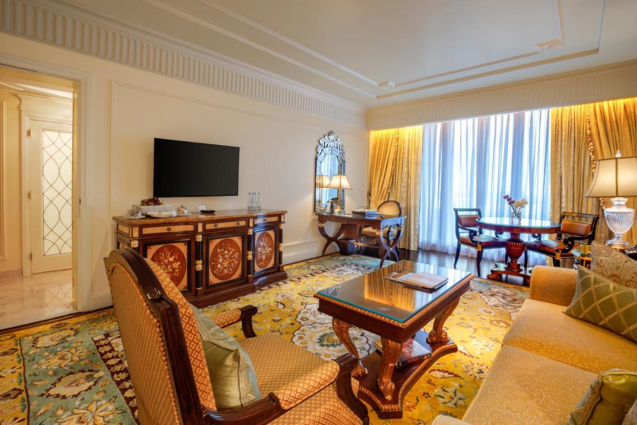 The Leela Palace New Delhi Nova Deli Exterior foto Living room of a suite