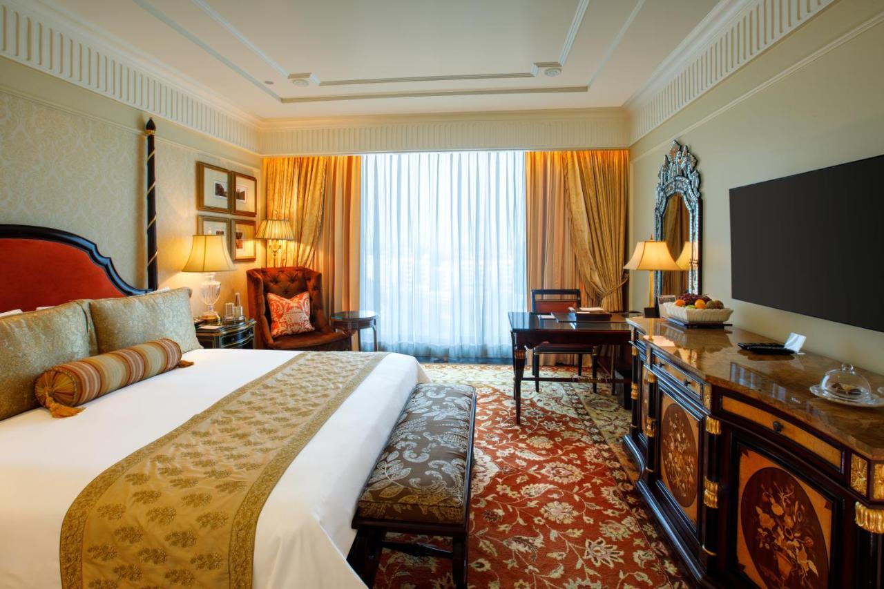 The Leela Palace New Delhi Nova Deli Exterior foto A room at the Taj Mahal Palace