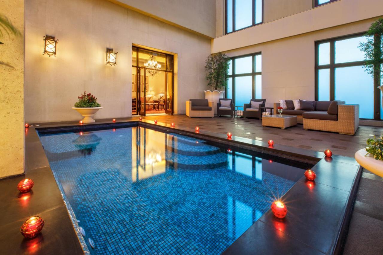 The Leela Palace New Delhi Nova Deli Exterior foto The pool at the spa